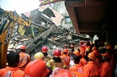 நவி மும்பையில் அடுக்குமாடி குடியிருப்பு கட்டடம் இடிந்ததில் 3 பேர் பலி